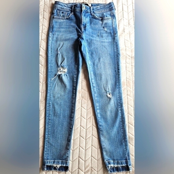 Zara Basic Z1975 Denim Size 4 Ripped Distressed Medium Wash Raw Hem Jeans - Picture 1 of 9